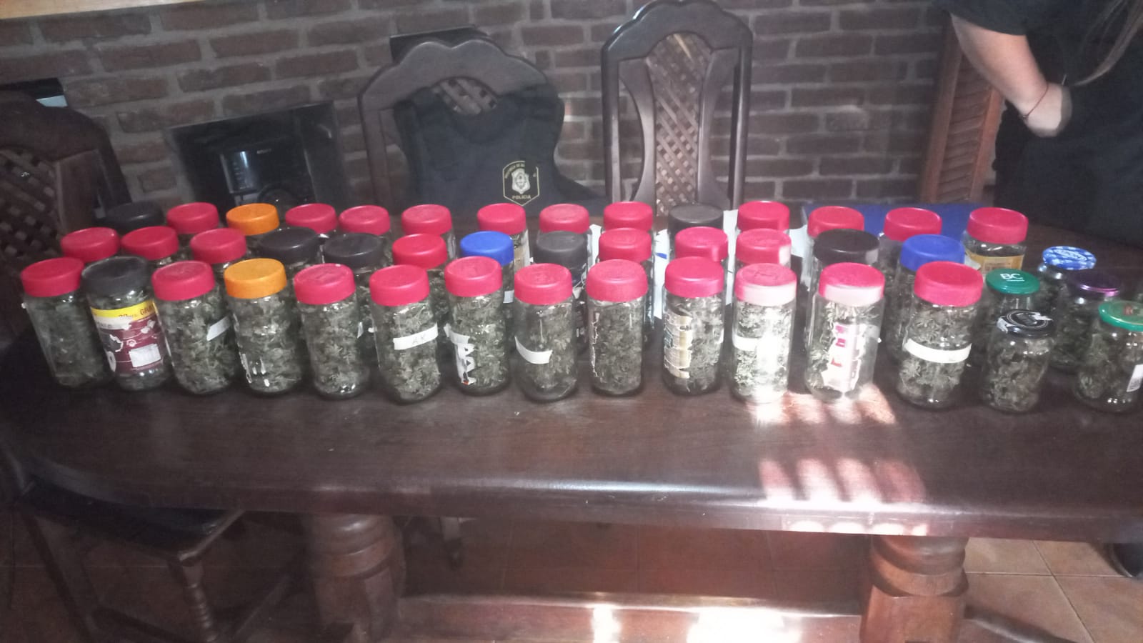 Ocultan semillas de marihuana en envases plásticos de cosméticos en Chubut