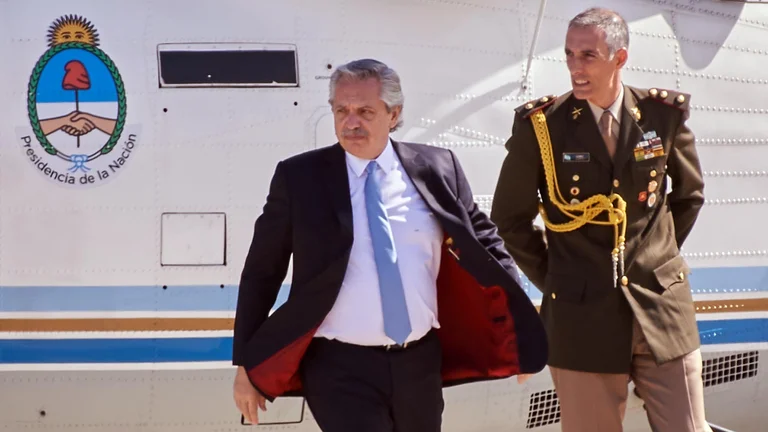 El presidente se aísla de la realidad: Suspendió su agenda para visitar a Milagro Sala