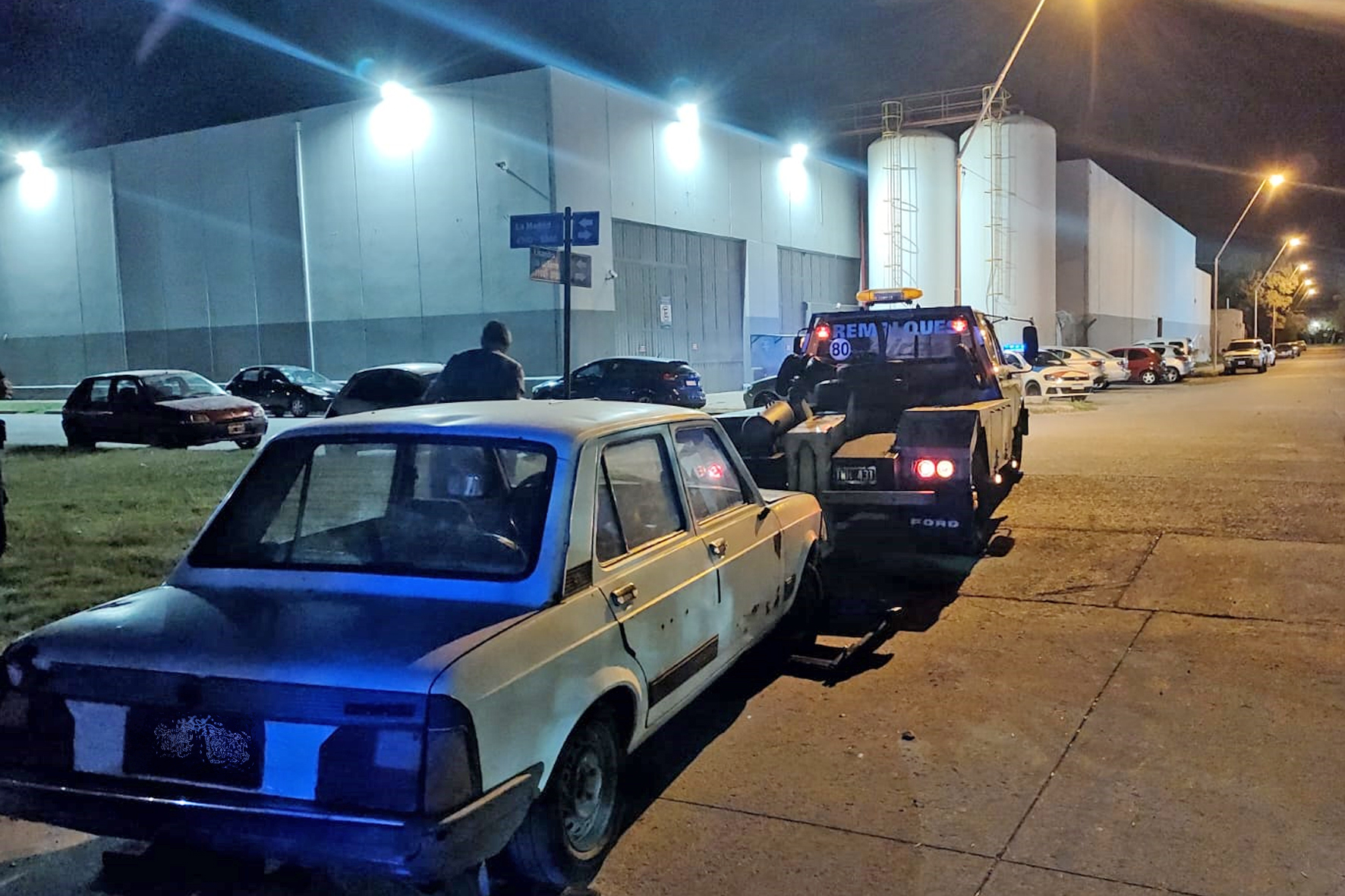 Manejaba borracho y chocó contra un auto estacionado