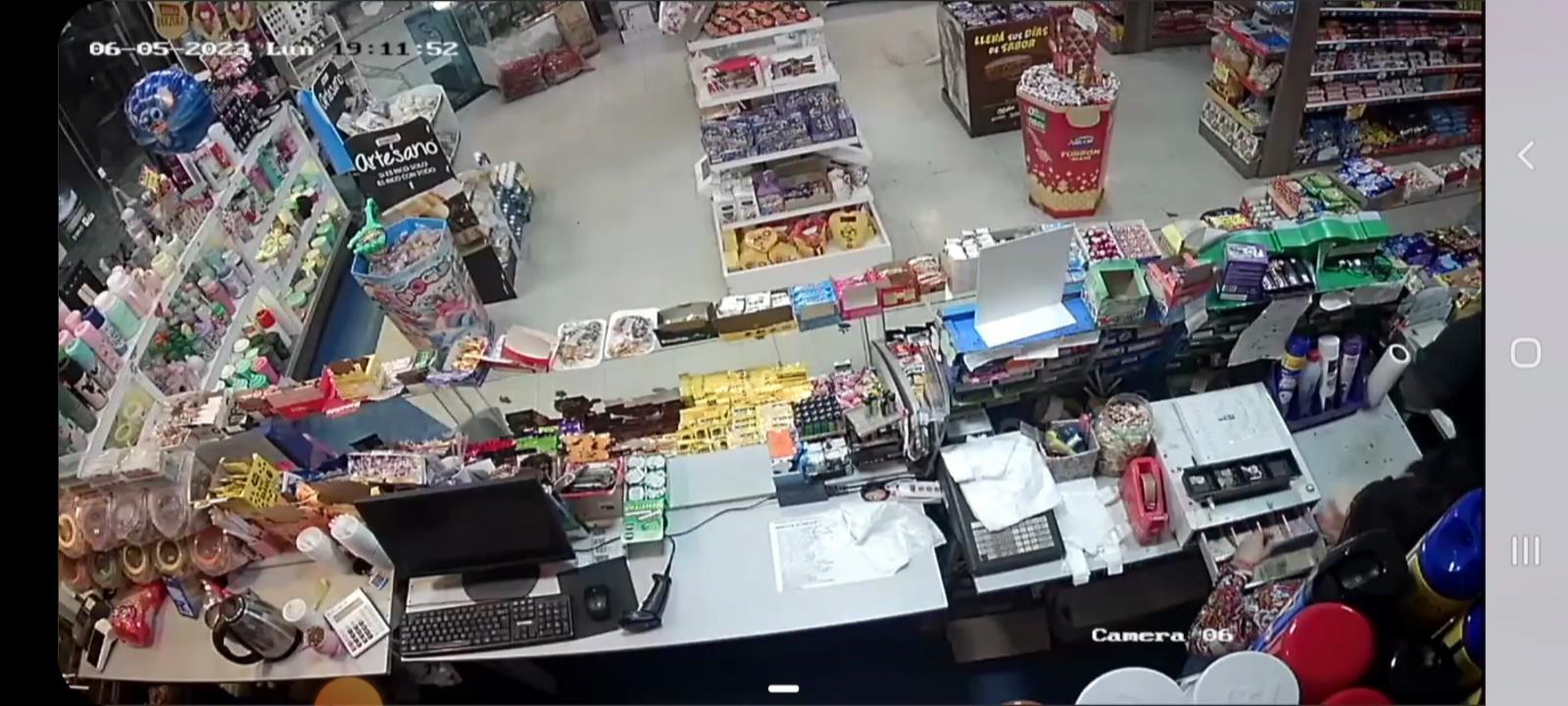Un delincuente robó dos comercios en minutos y se llevó cerca de 50 mil pesos