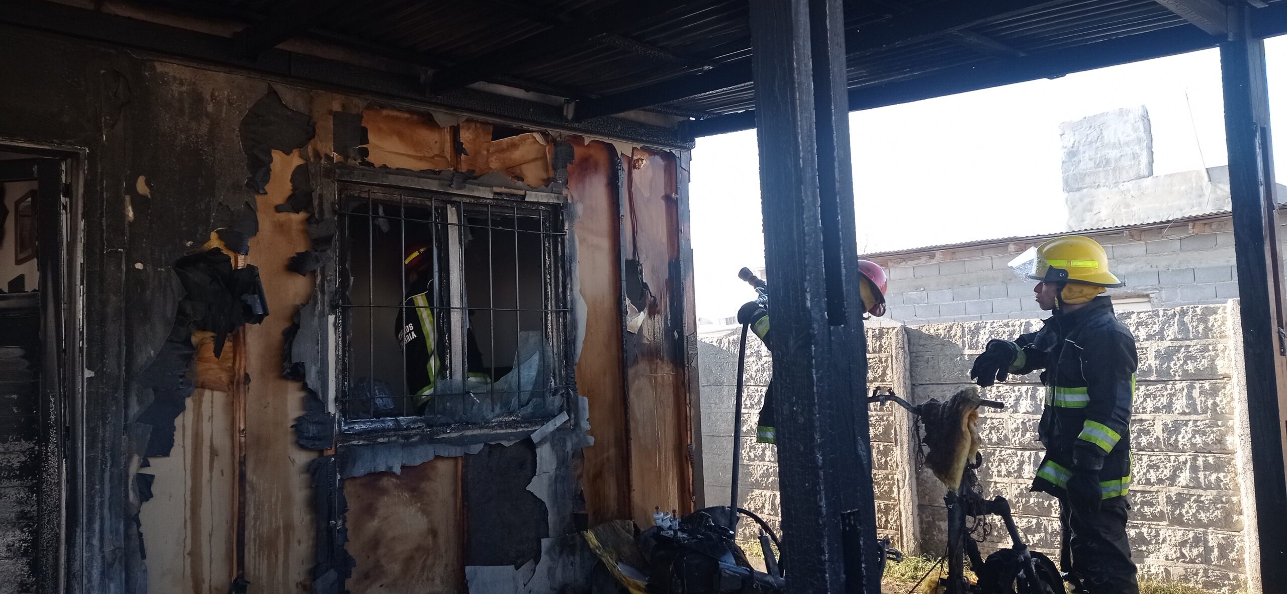 Bomberos trabajo en el incendio de una vivienda - En Linea Noticias