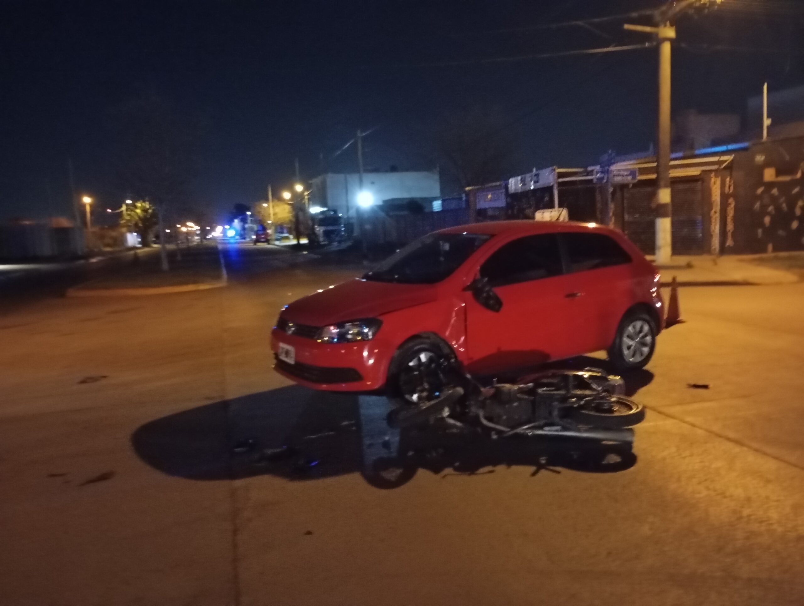 Un joven herido en un choque entre una moto y un auto - En Linea Noticias