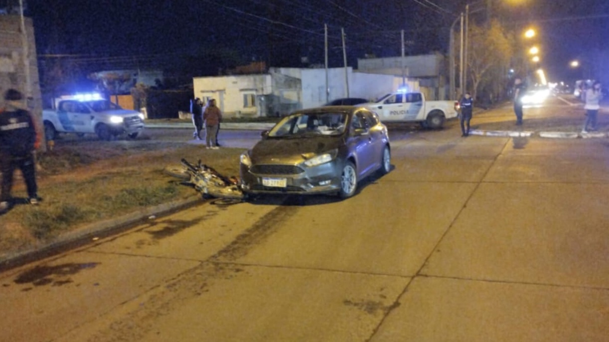 Una mujer sufrió fracturas tras un choque entre un auto y una moto - En ...