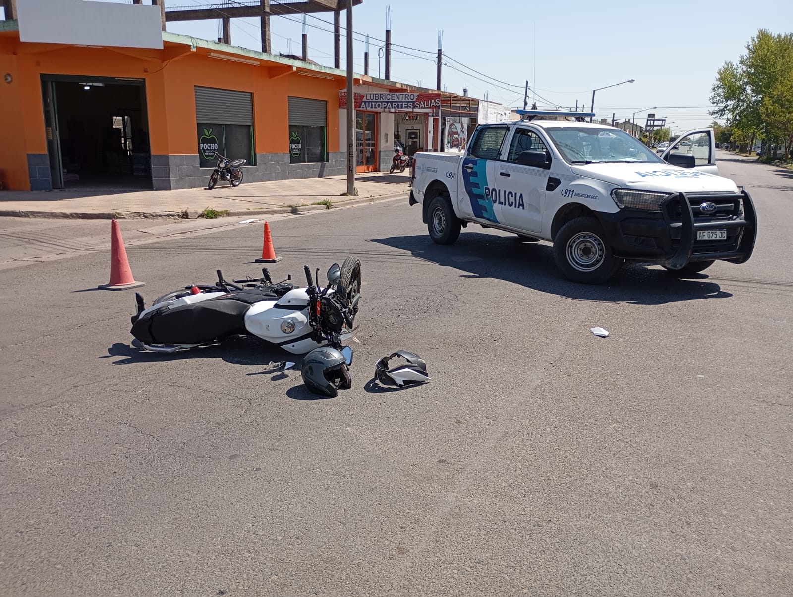 Violento choque entre un auto y una moto - En Linea Noticias