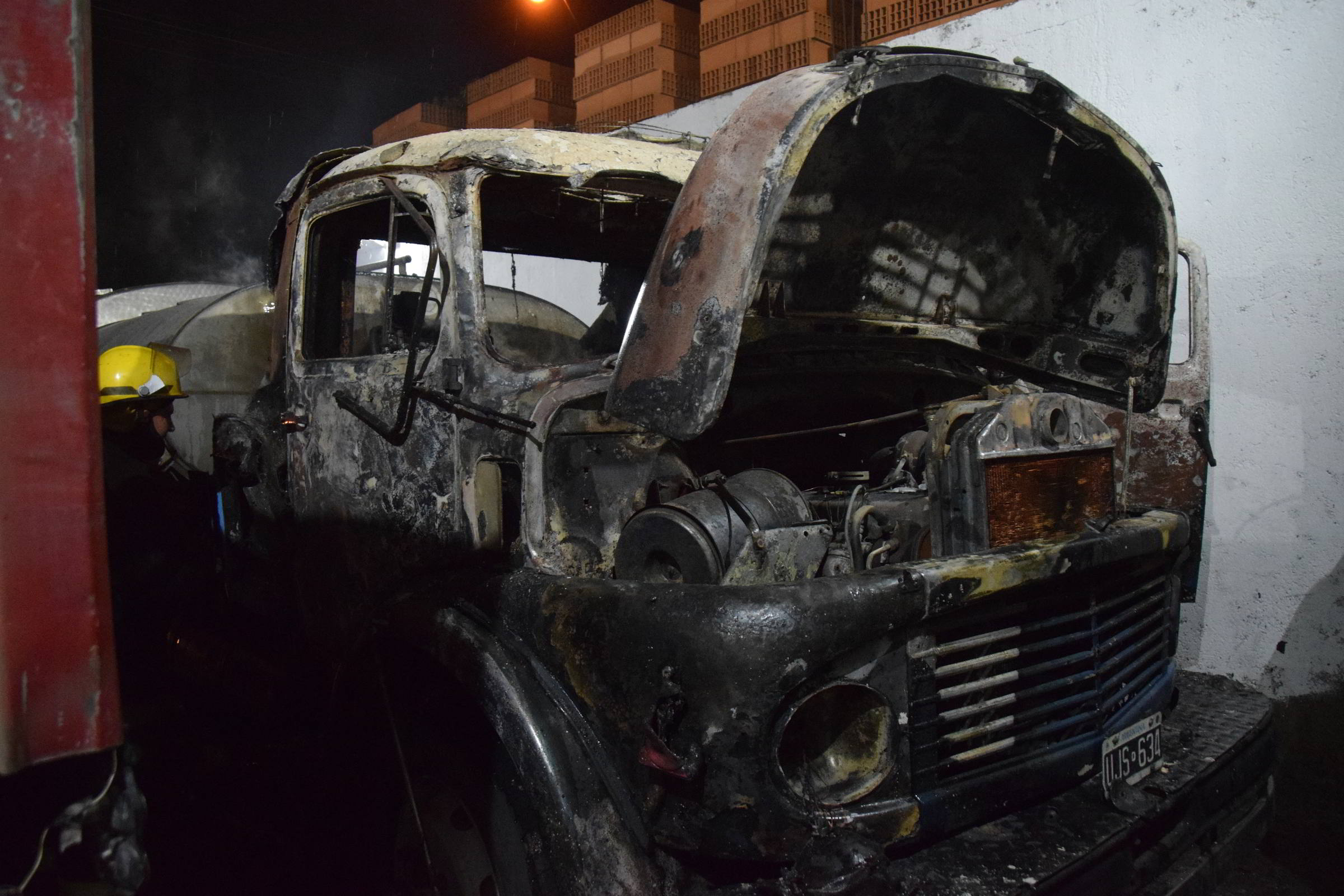 Dos dotaciones de bomberos trabajaron en el incendio de un camión ...