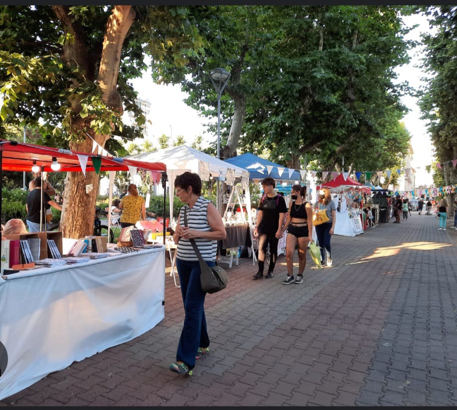 Feria Pre Navideña de Artesanos en la plaza central - En Linea Noticias