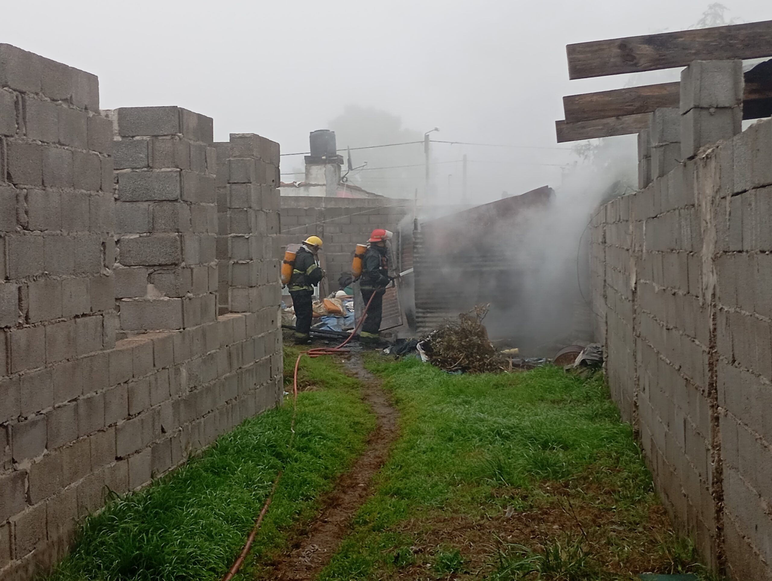 Bomberos trabajo en el incendio de una vivienda precaria - En Linea ...