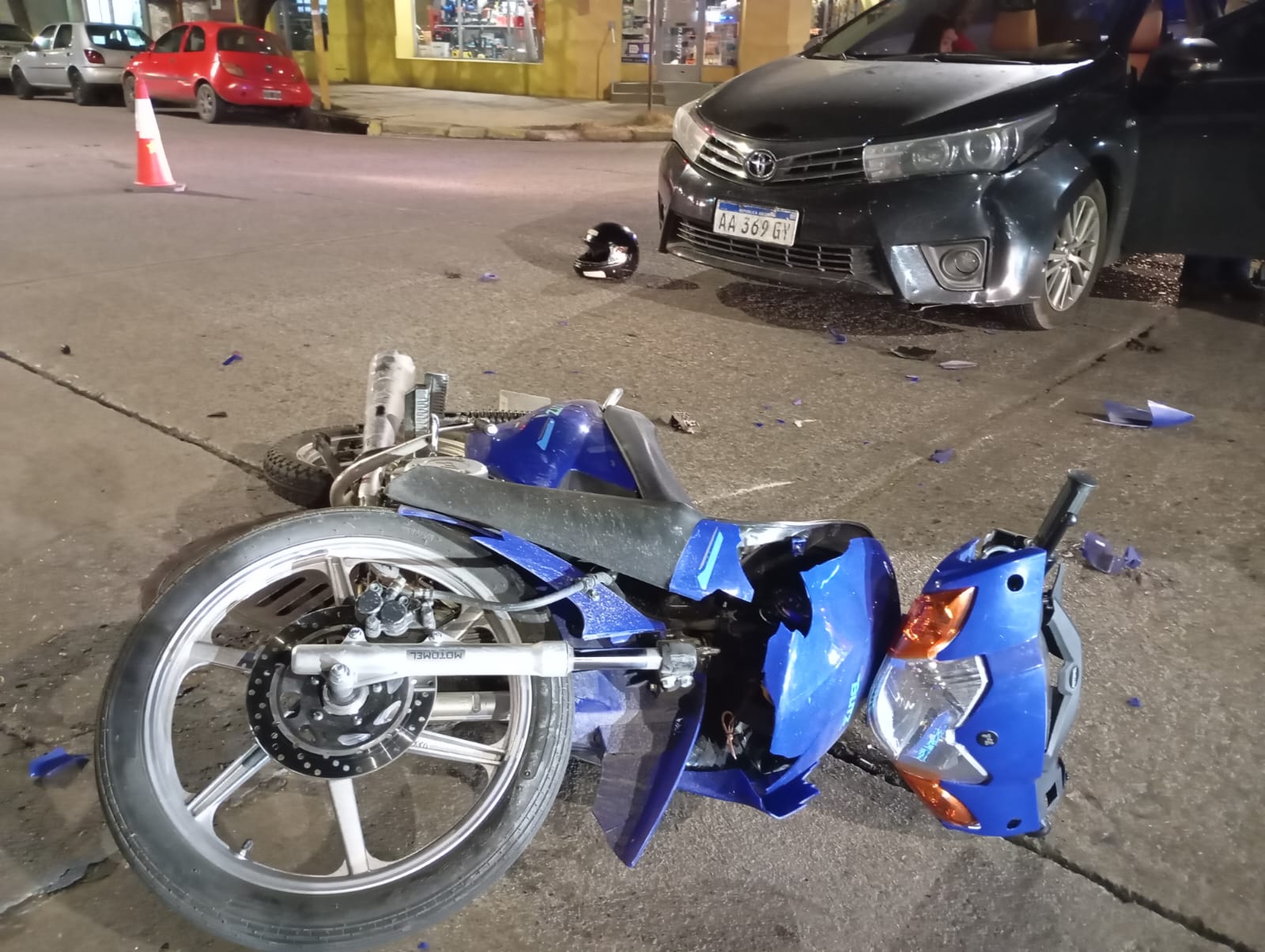 Otra vez la misma esquina: Violento choque entre un auto y una moto ...