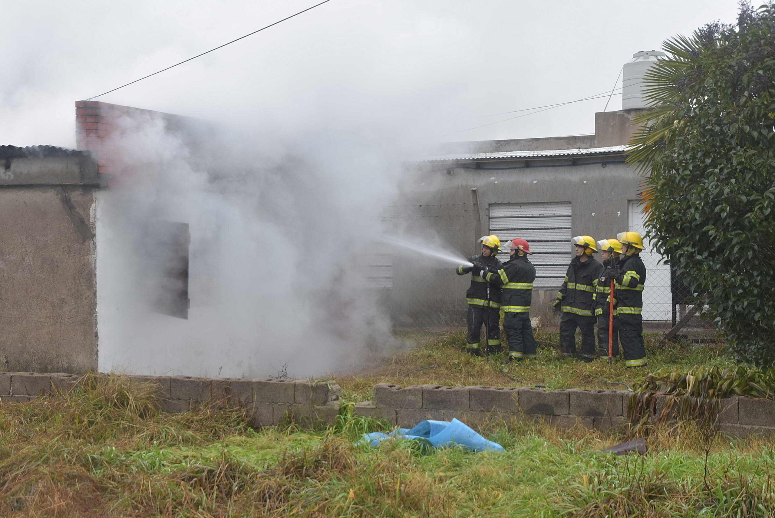 Una dotación de Bomberos trabajó en el incendio de una vivienda - En ...