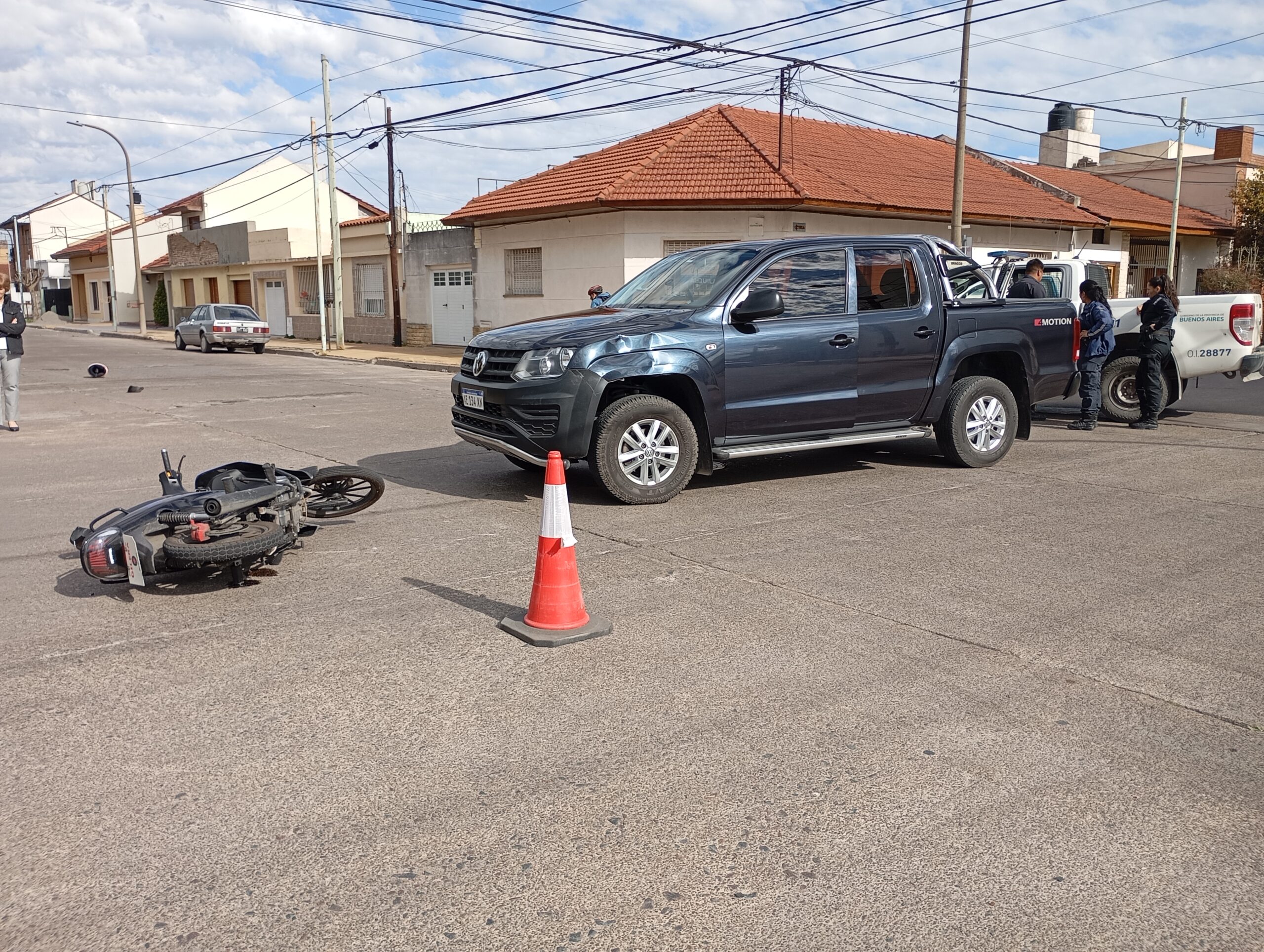 Video: Dos jóvenes heridos tras un choque entre moto y camioneta en San ...