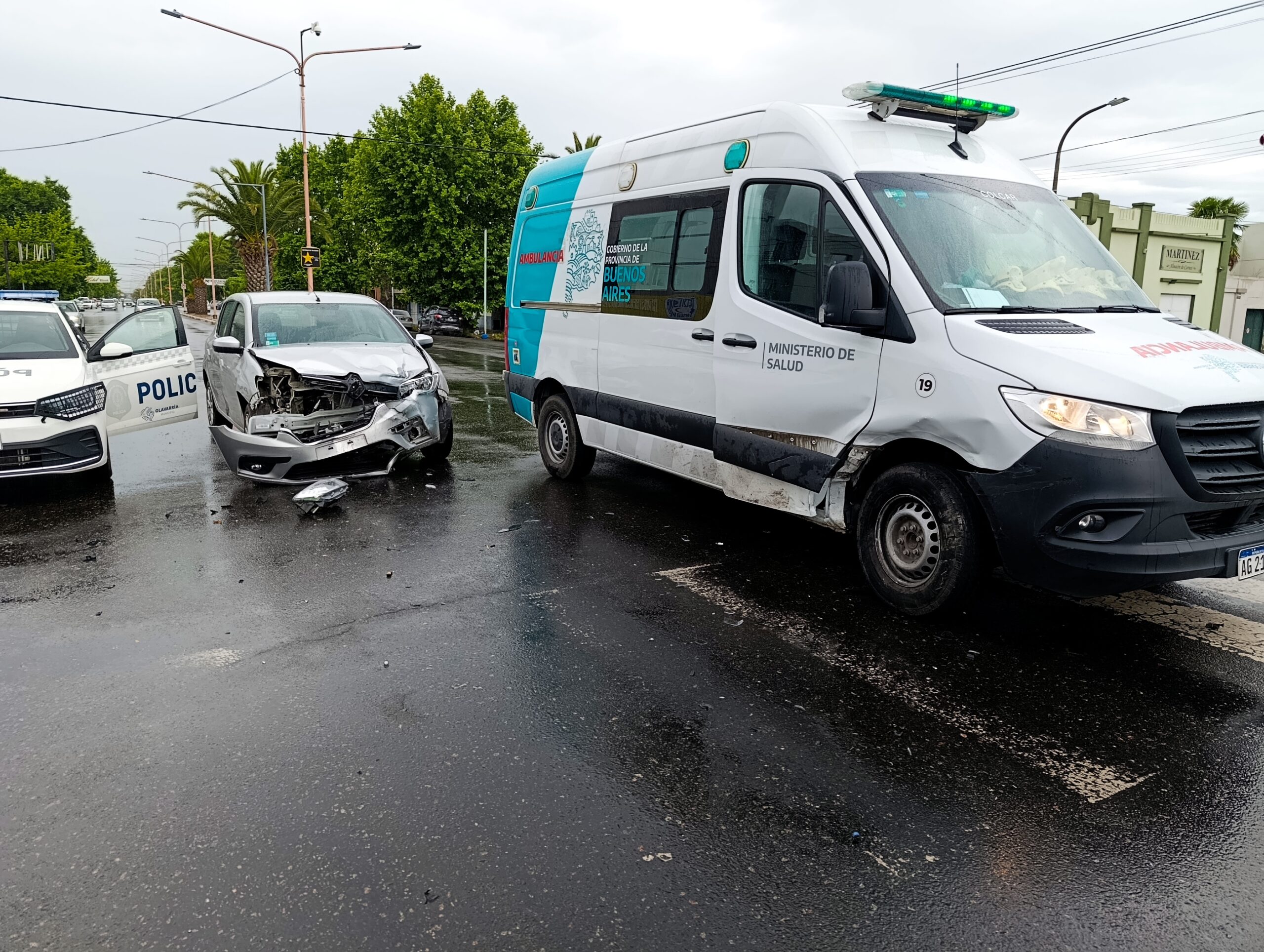 Violento choque entre una ambulancia y un automóvil , una mujer herida ...