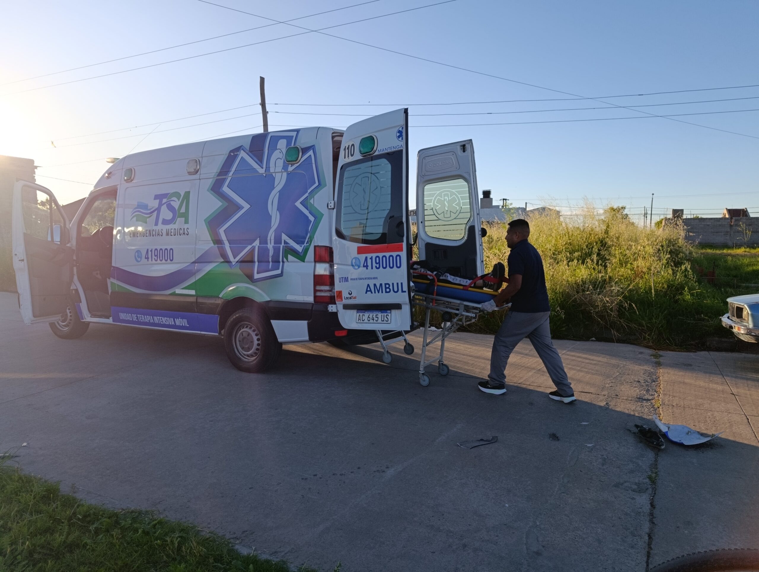 Dos heridos tras chocar contra un auto estacionado - En Linea Noticias