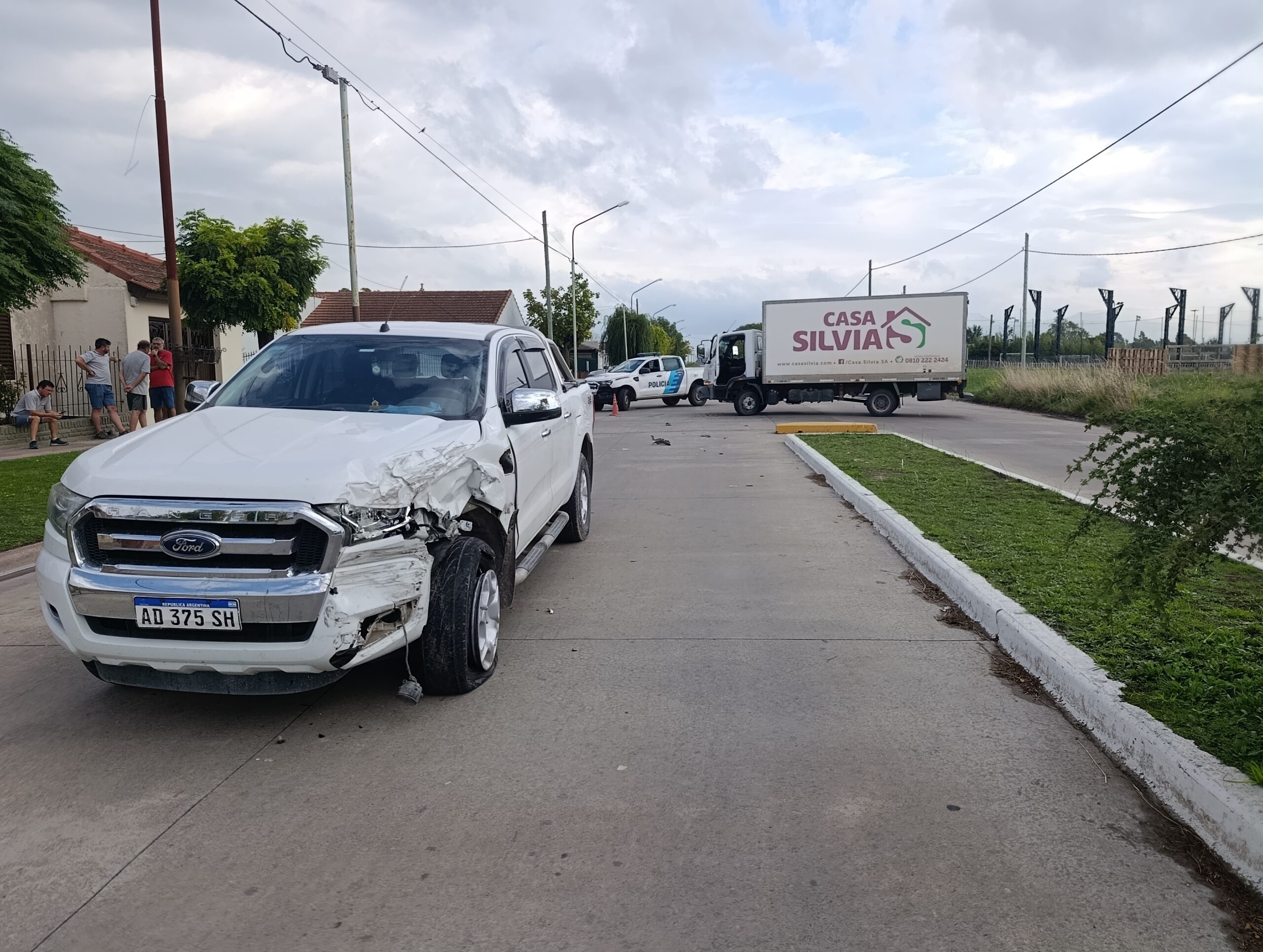 Siniestro vial en el barrio CECO: un joven fue trasladado al Hospital ...